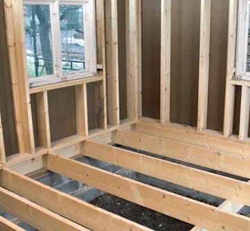 I et eldre hus kan det lages plass til ekstra isolasjon I et eldre hus kan det lages plass til ekstra isolasjon